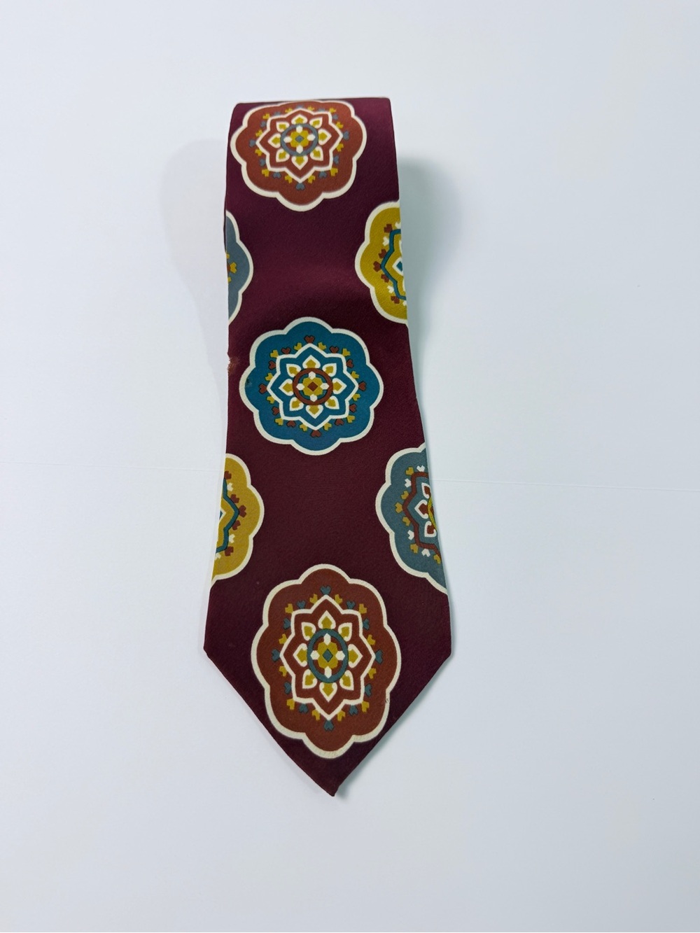Perry Ellis Portfolio Mens Silk Necktie Burgundy Medallion Geometric Italy